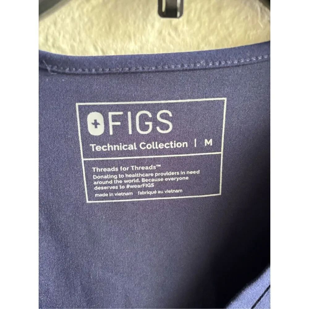 ❤️Figs Technical Collection Scrub Top - Picture 2 of 5